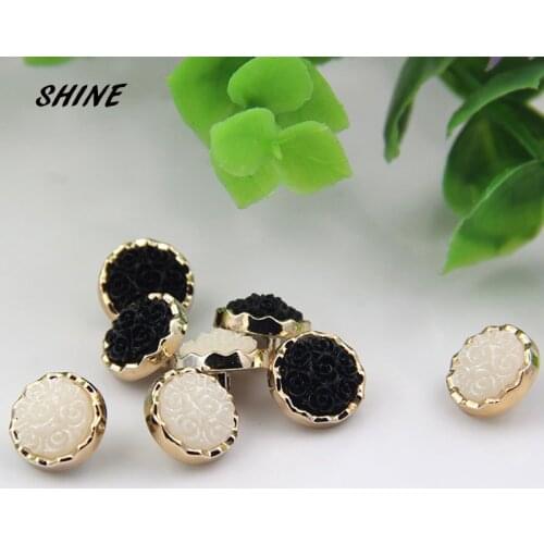 30PCs Plastic Sewing Buttons Scrapbooking Round Black\Buff Shank Rose Flowers Pattern 11.5mm Dia. Costura Botones Decorate