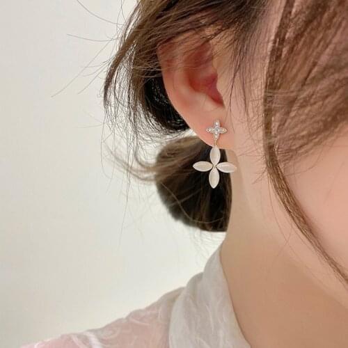 Korean Fashion Earrings for Women Simple and Fresh Opal Flower Earrings, A Pair of Golden Super Fairy Jewelry New Earrings