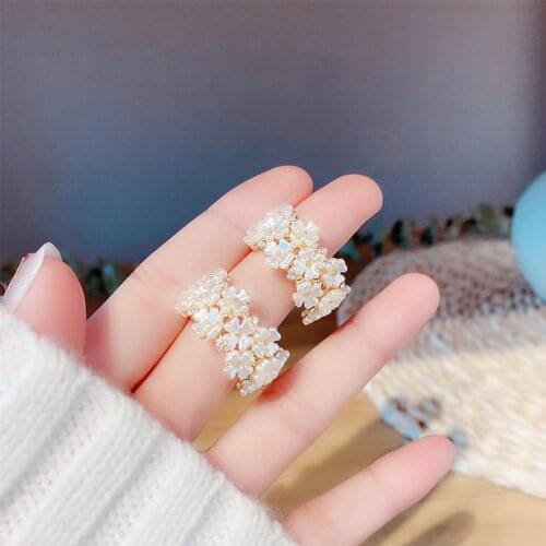 2020 new Korean Dongdaemun super beautiful temperament flower earrings retro Hong Kong style female earrings