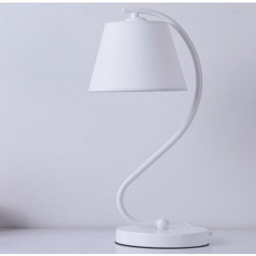 Nordic Post Modern Elegant Swan Shaped Iron Art Desk Lamp for Study Bedroom Beside Lamp Living Room Table Decor Office Led Bulbs