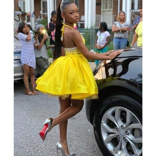 Charming Yellow Halter Mini Homecoming Dresses Lace Appliques Backless Short Prom Dress Cocktail Gowns vestido de noiva