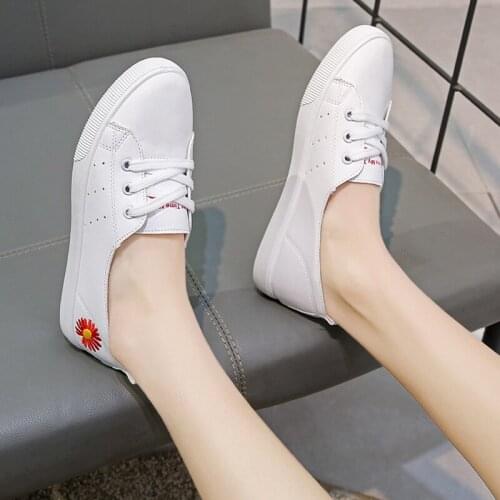 Womens casual shoes spring and autumn new fashion flat bottom lace-up small daisy decoration white shoes trend all-match