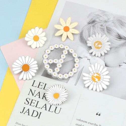 Fashion White Lightning Daisy Flower Brooch Cute Shirt Collar Denim Backpack Lapel Button Enamel Pin for Girl Women Jewelry Gift