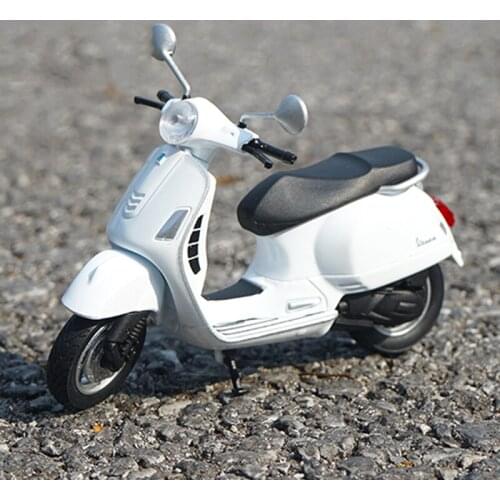 Diecast 1:18 VESPA 946 125CC Roman Holiday Alloy Motorcycle Model Metal Static Decoration Display Collection Hot Toys Gift Show