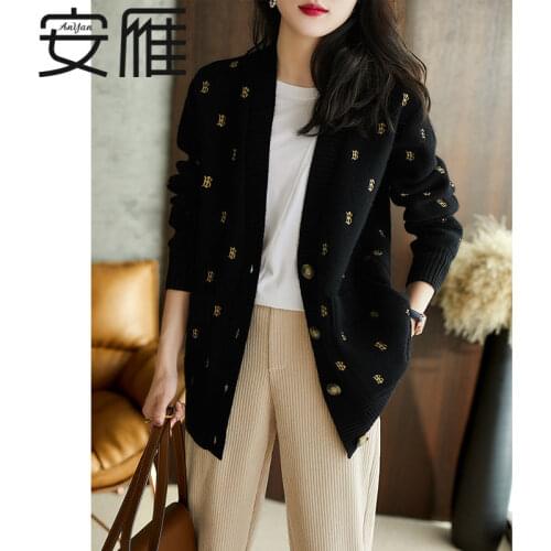 Autumn and winter new style has thickness and version, but also shows thin black jacquard knitting cardigan sweater for women