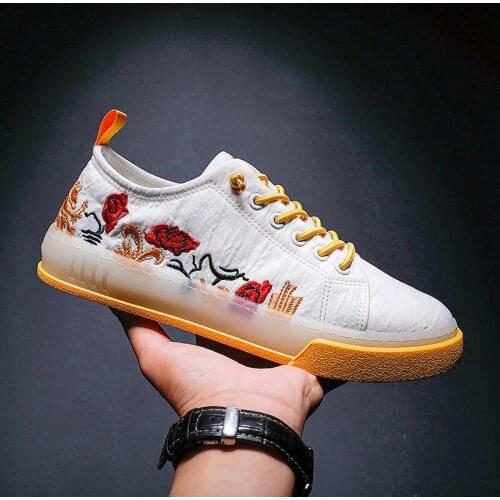 Spring and autumn new mens shoes lightweight breathable fashion casual shoes wild canvas shoes trend embroidered lazy shoes