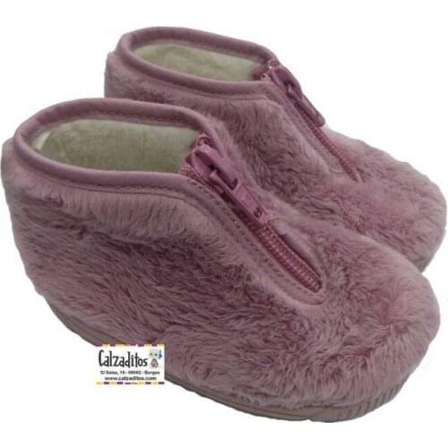 Little girls at home in mauve peito, de batlas