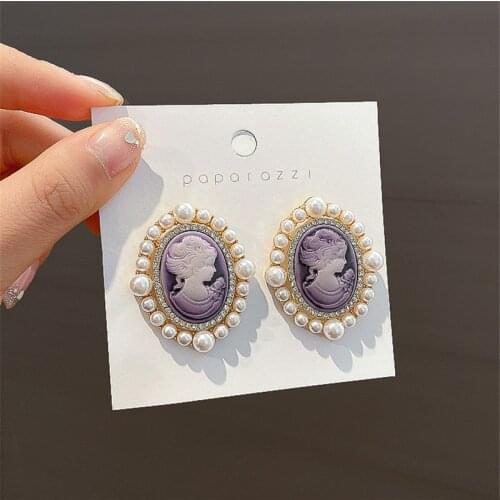 Vintage Baroque Court Style Earrings Antique Queen Relief Acrylic Earring Push Back Stud Fashion Jewelry for Women Cameo Earring