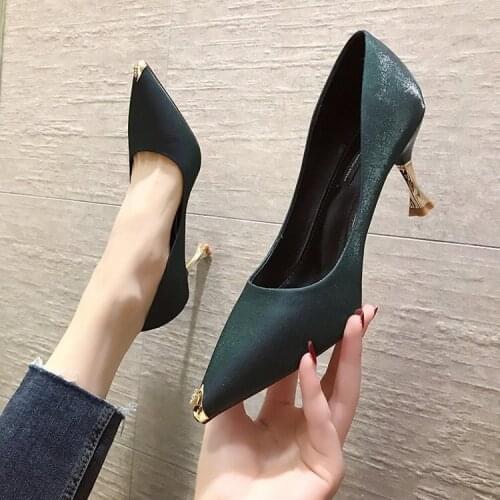 Versatile single shoes womens 2021 spring metal head, middle heel commuter tip light mouth black high heels womens occupation