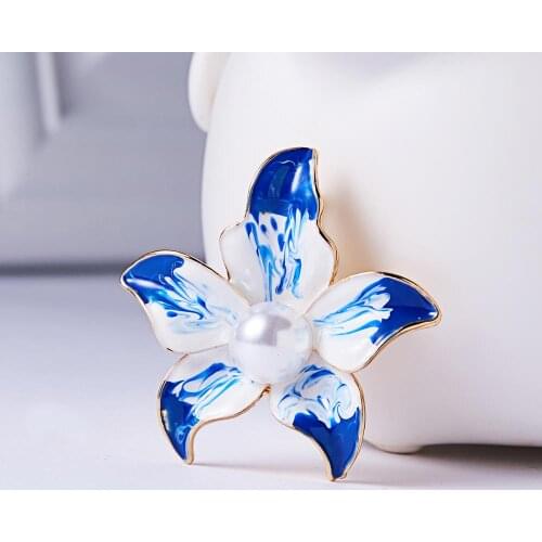 Delicate Red Strawberry Broches High Quality Rhinestone Leaves Flower Fruit Brooch Pin for Women Elegant Suit Dress Brooch Badge