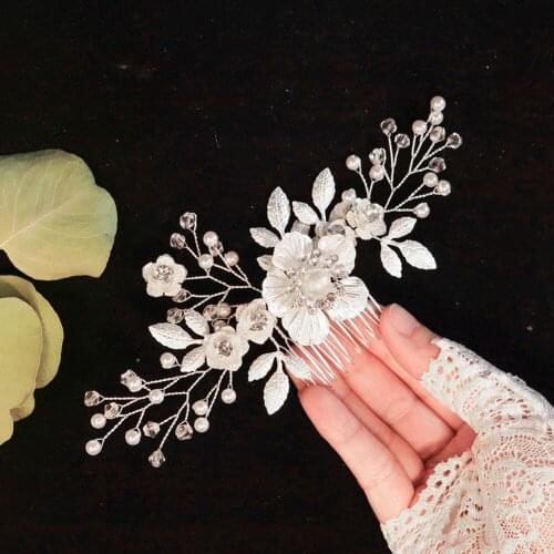 OKILY Simple Design Bridal Jewelry Flower Headpiece White Floral Wedding Haircomb Lovely Alloy Hair Comb Dress Accessories