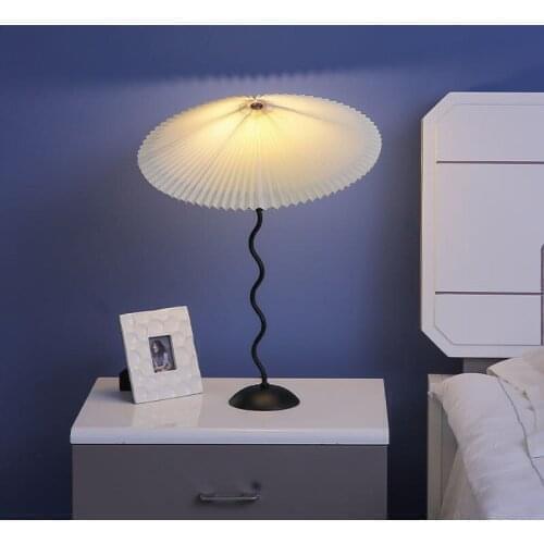 Retro American minimalist Nordic pleated retro iron table lamp middle ancient guest house decoration bedroom living room