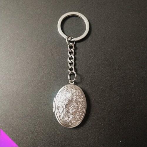 New 1 piece keychain embossed flower round photo frame pendant stainless steel jewelry souvenir photo box free laser engraving