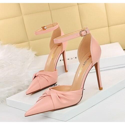 Fashion is hollow-out the heel high light with hollow mouth pointed bowknot is a word with sandals