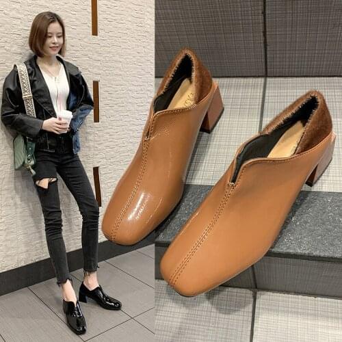 Womens shoes can be worn on the foot and thick with patent leather shoes autumn 2021 new high-heeled shoes square deep leather