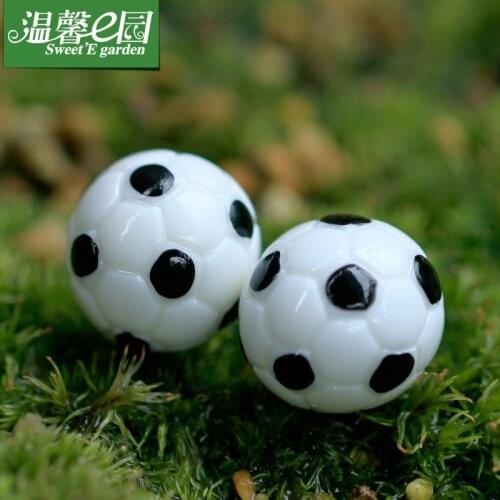 2pcs/set 1.6cm Dollhouse Miniature Sports Balls Soccer Football and Basketball Decor Doll Accessories
