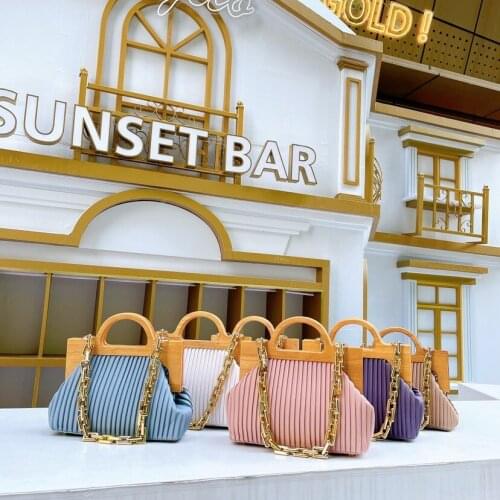 Designer Thick Chain Shoulder Bag Luxury Pu Leather Crossbody Bag Lady Party Clutch 2022 Fashion Wooden Clip Shell Women Handbag