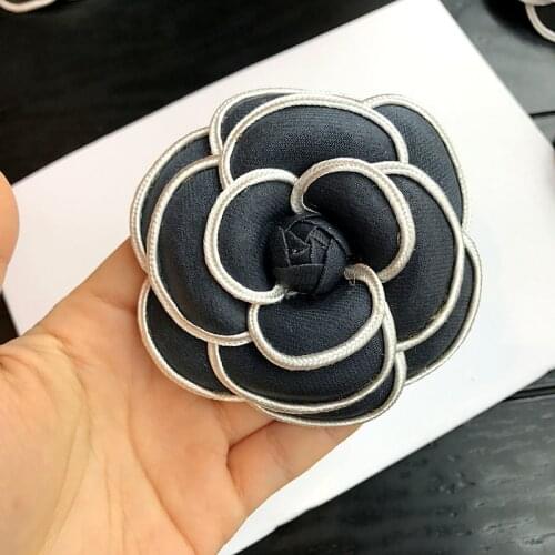 High Quality Korean Simple Big Fabric White Saturna Flowers Brooches for Women Fashion Clothes Corsage Jewelry Accessories
