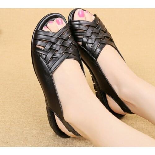 Summer womens sandals flat soft leather middle-aged and elderly sandals lightweight and comfortable flat mother shoes