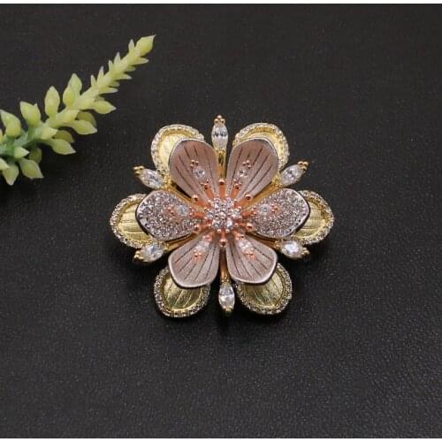 Lanyika Fashion Jewelry Luxury Distinctive Designed Flower Brooch Pin for Engagement Wedding Micro Paved Popular Gifts