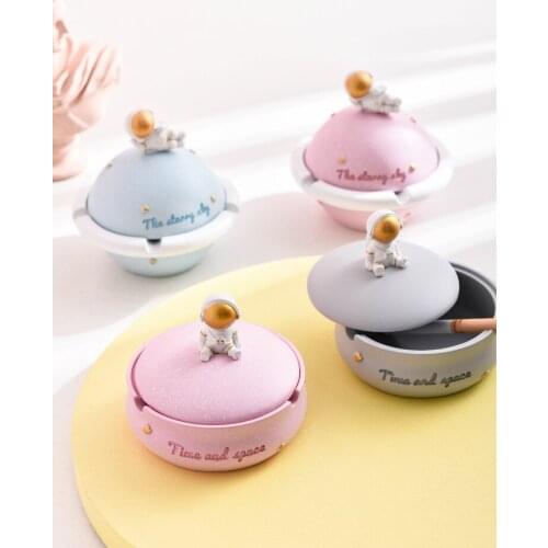 Resin Craft Decoration Cute Creative Astronaut Ashtray with Lid Anti-smoke Girl Heart Cartoon Desktop Storage