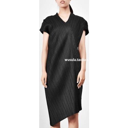 Miyake Japanese style and wind fold, stretch, oblique cutting, splicing, asymmetrical shoulder, thin dress, concise atmosphere