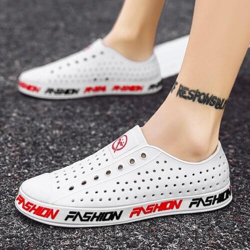 2020 summer mens sandals couple beach shoes breathable and comfortable mesh flat slippers mens Baotou hole shoes large 36-45