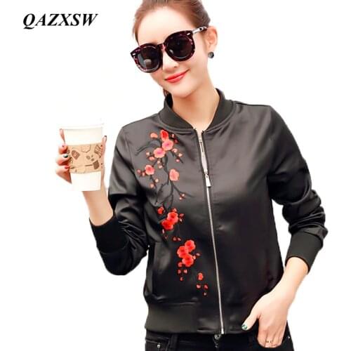 QAZXSW 2019 Harajuku Flower Embroidery Jacket New Women Contrast Color Floral Bomber Jacket Coat Pilots Outerwear Black YX8812