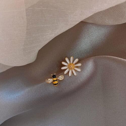 925 Sterling Silver Asymmetry Bee Flower Korean Studs Earrings For Women Wedding Jewelry Accessories eh1231