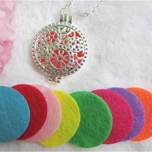 Latest design wheel gear aroma essential oil diffuser women`s necklace with 8pcs colorful felt pad