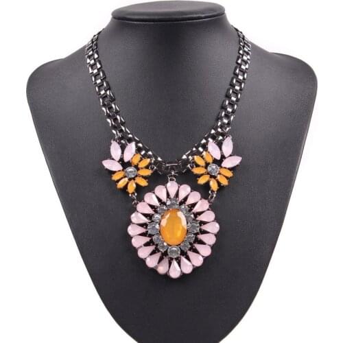Resin Crystal Pendant Gunblack Chain Necklace Party Jewelry for Women Fashion New Alloy Metal Flower Statement Necklace