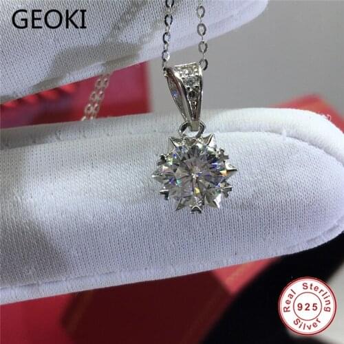 Geoki 925 Sterling Silver Passed Diamond Test Perfect Cut 1 Ct D Color VVS1 Moissanite Romantic Snowflake Pendant Necklace Chain