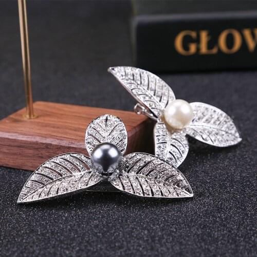 New Fashion Elegant Alloy Leaf Pearl Rhinestone Brooches For Women Girls Wild Clothing Dress Decoration Corsage Accessories
