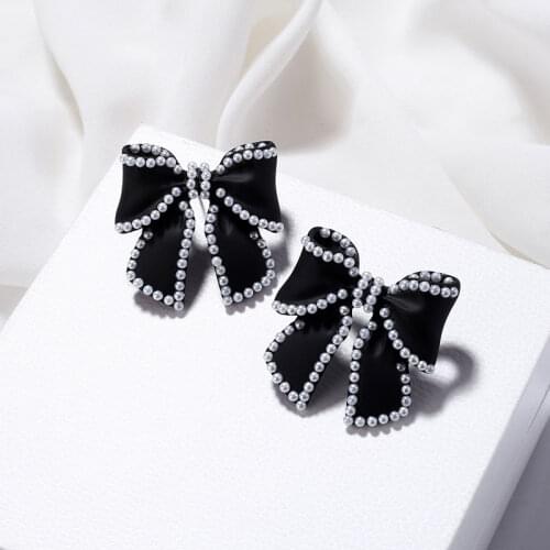 Famous Design Golden White Flower Earring For Women Letter Pearl Cap Trendy Luxury Jewelry