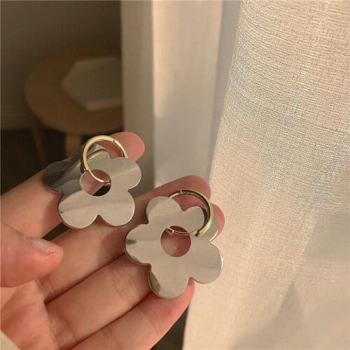 Popular Fashion Silver Glossy Pendant Flower Earrings Simple Flower Hollow Womens Earrings High Quality Daily High Jewelry