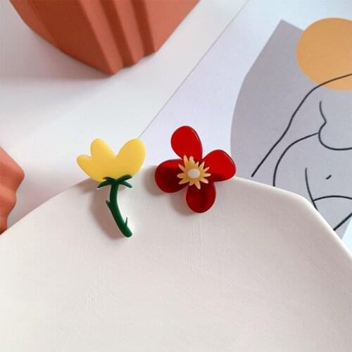 Japanese Asymmetric Cute Acrylic Red Yellow Flower Earrings Womens Contrasting Color Small Flower Clip Earrings Without Piecing