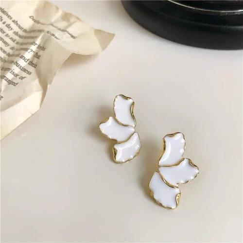 Korean Style Retro French Drop Glaze Petal Earrings Female Niche Gentle Elegant Simple White Flower Clip on Earrings No Piercing