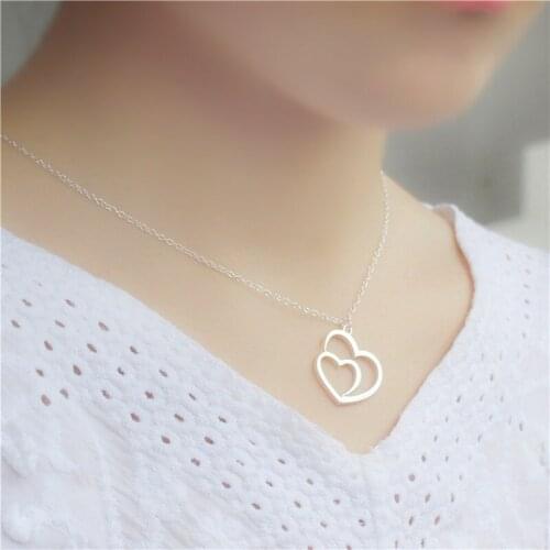 Popular in Europe and the United States, hollowed-out double heart necklace as a gift for mom and girlfriend