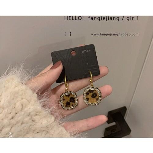 CHOWLEE Retro Hong Kong Style Winter Leopard Print Geometric Earrings S925 Personality Niche Female Fashion Simple Earrings