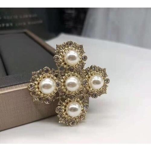 Hot Fashion Jewelry Vintage Camellia Flower Style Cross Brooch Sweater Jewelry Light Gold Color Fine Top Quality Pearls