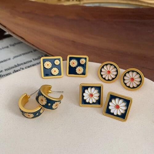 Fashion Vintage Retro Stud Earrings for Women Oil Painted Enamel Daisy Flower Ear Studs Birthday Party Jewelry Girls Best Gift