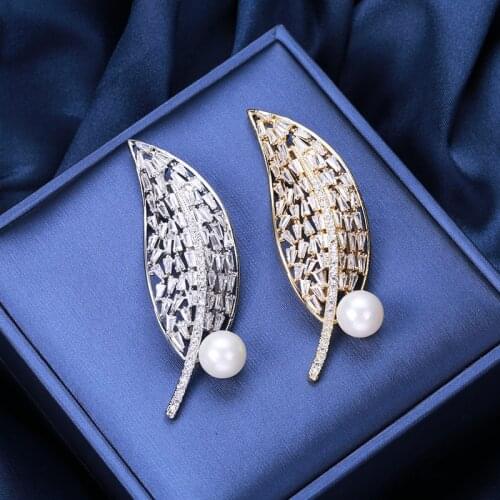 Fashionable and Fresh Leaf Brooch Zircon pearl pin light proof buckle for mens and womens clothing accessories