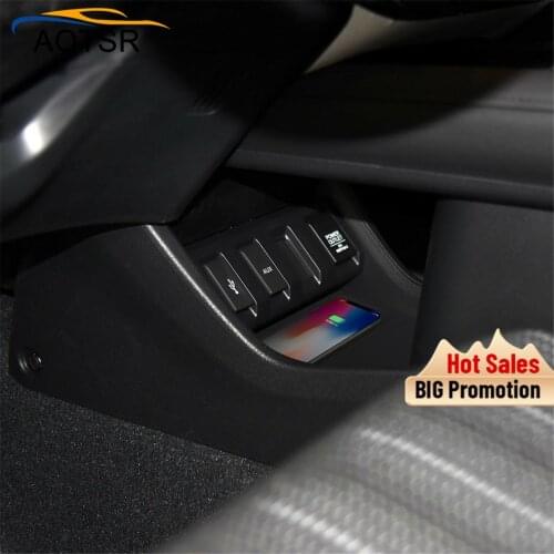 QI car wireless charger For Honda HR-V/XR-V 2017-2018 Intelligent Infrared Fast Wireless Charging Car Phone Holder for iphone