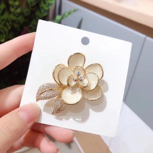 Free Shipping Classic Flower Enamel Brooches Women Men Metal Simulated Pearl Elegant Flower Party Banquet Weddings Brooch Gifts