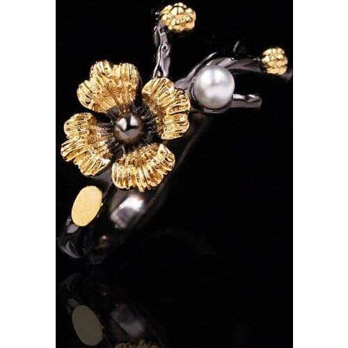 Exquisite craftsmanship design diamond chrysanthemum ring elegant and light luxury ladies anniversary engagement jewelry