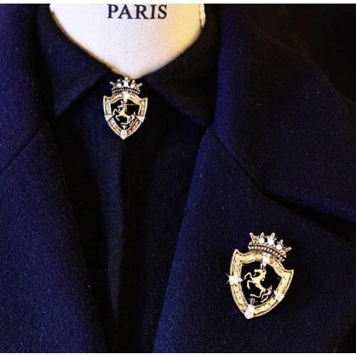 Personality tide man suit crown brooch Korea retro shield horse badge boutonniere host small pin buckle accessories