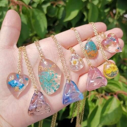 Transparent Resin Heart Pendant Necklaces Colorful Dried Flower Geometric Necklaces for Women Girls Party Jewelry Gift