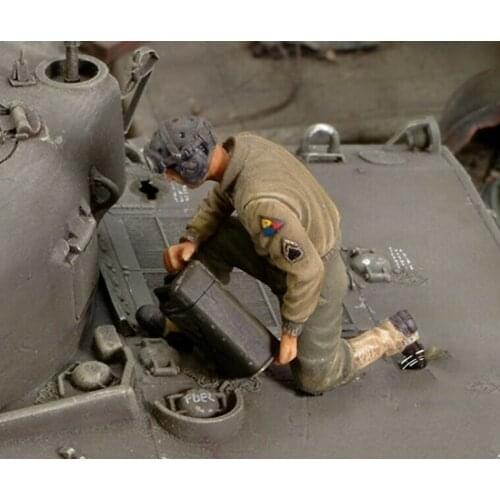 1/35 US Crew Member Refuelling (NO TANK ) Resin figure Model kits Miniature gk Unassembly Unpainted
