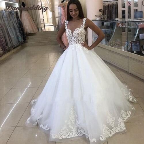 Gorgeous Scalloped-Neck Bridal Dress Refinement Lace Applique Wedding Dress Sexy Illusion Back Covered Button Wedding Gowns