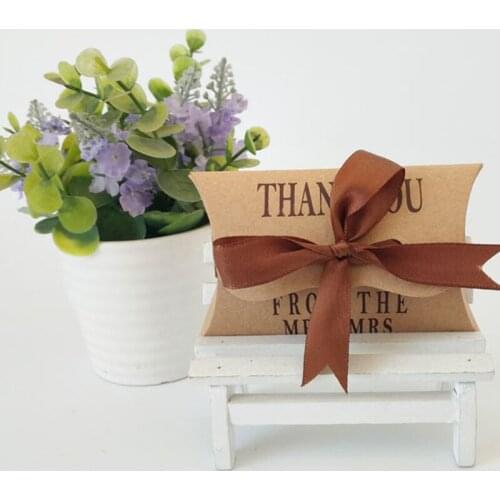 50pcs Retro Kraft Paper Pillow Shape Favor Candy Box Bag With Ribbon Wedding Favor Gift Boxes Birthday Party Favor Decoration